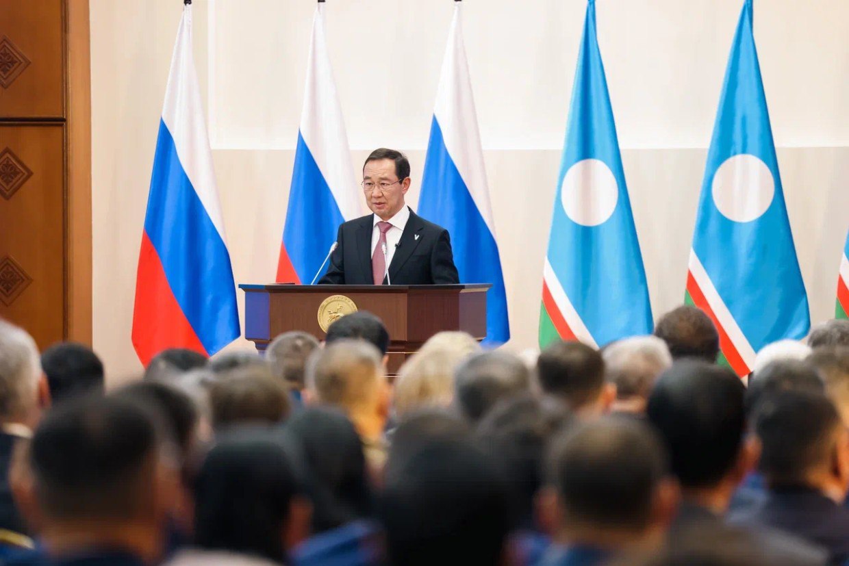 Айсен Николаев огласит ежегодное послание Ил Тумэн 23 декабря 23 декабря в 12 00 глава Якутии Айсен Николаев представит свое ежегодное послание Ил Тумэн Я расскажу об итогах этого непростого года как для страны так и для нашей республики а также о задачах которые нам предстоит решить в 2026 году Наша общая цель заключается в том чтобы Якутия всегда двигалась вперед только вперед отметил Айсен Николаев Мероприятие пройдет в Зале республики Дома Правительства 1 и будет транслироваться на национальном телевидении радио и в социальных сетях Главы республики Фото ЯСИА yk24 ru в MAX Telegram ВК VK Видео