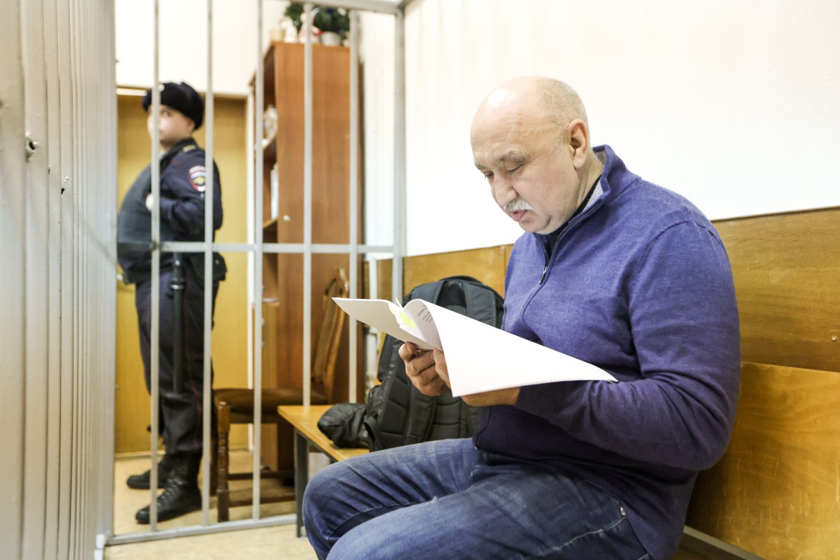 Экс ректору КФУ Ильшату Гафурову смягчили приговор Мосгорсуд снизил срок до 18 лет Ранее ему назначили 22 года колонии строгого режима за подстрекательство к убийству елабужского бизнесмена и местного депутата Айдара Исрафилова Решение по гражданским искам потерпевшим отменили и отправили на новое рассмотрение сообщает корреспондент БИЗНЕС Online Адвокаты намерены обжаловать приговор в кассационной инстанции ℹ Подпишитесь на БИЗНЕС Online