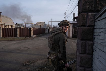 В Бразилии решили взять на себя роль посредника по Украине  Администрация президента Бразилии Луиса Инасиу Лулы да Силвы хочет заменить США в качестве посредника на переговорах по урегулированию конфликта на Украине. Об этом сообщила газета O Globo со ссылкой на источники в правительстве страны. «На встрече в Москве ожидается, что Лула сообщит [президенту России Владмиру] Путину, что Бразилия имеет полномочия активно участвовать в посредничестве по мирному соглашению между россиянами и украинцами», — сказано в сообщении. Отмечается, что власти страны считают, что Вашингтон не выполнил свои обещания по деэскалации конфликта на Украине. Ранее сообщалось, что власти Украины отказались от контактов с Бразилией после того, как президент Лула да Силва согласился посетить Россию по случаю 80-й годовщины Победы СССР в Великой Отечественной войне.