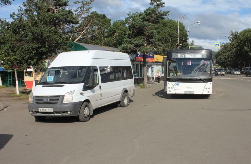 С Петропавловска в Елизово запустят маршрут через новую краевую больницу С 1 ноября на линию выйдут микроавтобусы нового маршрут 101к сообщили РАИ КАМЧАТКА ИНФОРМ в краевом министерстве транспорта и дорожного строительства Микрики будут курсировать от Центрального рынка в Петропавловске Камчатском до автостанции в Елизове В том числе они будут проезжать через новую краевую больницу Полный перечень остановок Центральный рынок Петропавловск Камчатский краевая больница городской фонтан детская поликлиника 1 Камчатский педагогический колледж улица Чубарова 10 км 11 км посёлок Крутобереговый новая краевая больница посёлок Светлый госпромхоз посёлок Пионерский 15 км зверосовхоз 17 км посёлок Новый 18 км п ф Восточная посёлок Нагорный посёлок Красный посёлок Двуречье 24 км 25 км Читать на сайте