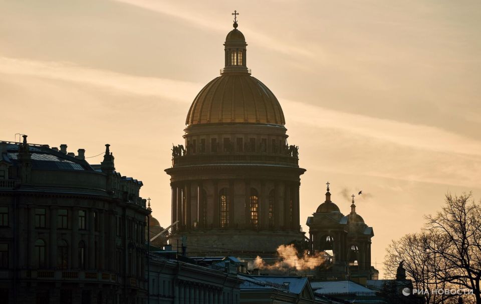 Россияне назвали самые романтичные места для путешествия МОСКВА 11 фев РИА Новости Санкт Петербург оказался самым популярным у россиян направлением для романтического путешествия вдвоем рассказали РИА Новости в Авито Путешествиях Каждый четвертый опрошенный считает самым романтичным направлением для поездки вдвоем Санкт Петербург За белые ночи и разводные мосты Северной Столицы высказались 26 респондентов говорится в исследовании сервиса на основе опроса 2 тысяч россиян На втором месте по популярности в этом рейтинге оказался Крым за него проголосовали 23 опрошенных Третье место разделили Сочи и Черноморское побережье и Алтай по 21 Также в лидеры рейтинга вошли Байкал и Карелия 20 и 19 В Авито Путешествиях отметили что результаты опроса о Подробнее
