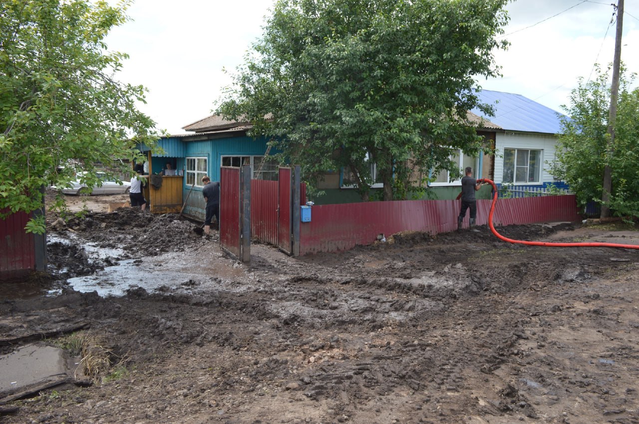 Ливень мгновенно затопил село Приулужье в Ужурском районе Вечером шестого июля в поселке Приулужье и окрестностях шел сильный ливень, он принес с полей на улицы населенного пункта около полуметра жидкой грязи, сообщили в прокуратуре. Пострадало 41 домовладение. На территории населенного пункта введен режим повышенной готовности, на место приехали аварийно-спасательные службы, которые начали убирать грязь с улиц, рыть арыки для сбора дождевой воды. Размер причинённого местным жителям ущерба устанавливается. Newslab