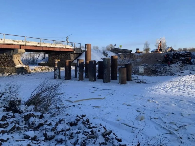 В Пыталовском округе приступили к капитальному ремонту моста через реку Кухва на 114 м километре автодороги Печоры Качаново Пыталово Вышгородок Работы ведутся в рамках нацпроекта Инфраструктура для жизни Сейчас на объекте подрядчики возводят временный мост и занимаются организацией объездной дороги Это необходимо для обеспечения бесперебойного движения транспорта на время проведения основных ремонтных работ Завершение всех работ запланировано на ноябрь 2026 года Подписаться на Правительство Псковской области в Telegram Читать нас в MAX