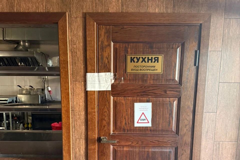 10 человек получили сальмонеллез в Махачкале: все они заказывали доставку в одном кафе Такая информация поступила вчера ночью в республиканское управление Роспотребнадзора. В кафе "Олива" сразу наведались с внеплановой проверкой и нашли грубейшие нарушения санитарии: сырье смешивали с готовой продукцией, грязную и чистую посуду не разграничивали, итогового акта по результатам медосмотров у работников не было, а пищу хранили при неправильной температуре. Сейчас деятельность индивидуального предпринимателя приостановлена, кафе опечатано. А в СУ СКР по Дагестану сообщили, что обстоятельства отравления устанавливают.