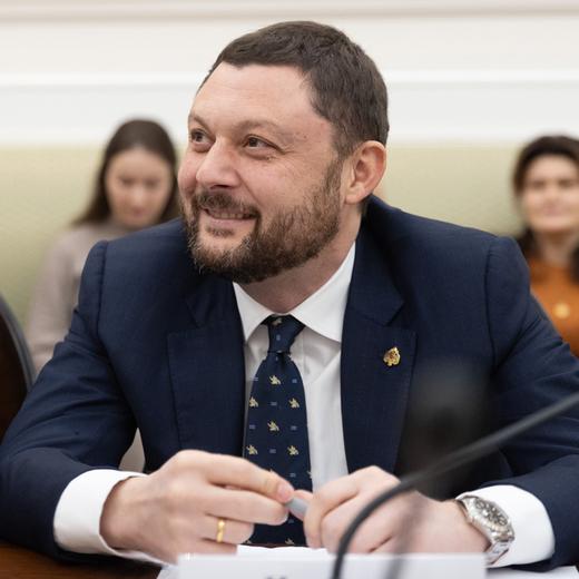 Василий Церетели предлагает создавать центры сотрудничества под эгидой РАХ По его мнению, это позволит укрепить позиции отечественной художественной школы на международной арене. Об этом он сказал в беседе с ТАСС в рамках Петербургского международного экономического форума. Также Церетели подчеркнул важность комплектования государственных фондов зарубежным искусством: «Это помогает как региональным музеям, так и столичным».