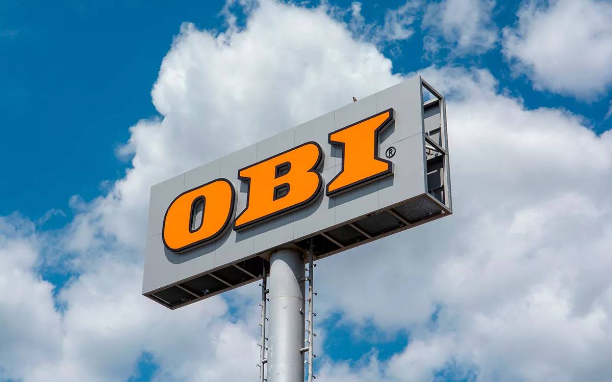 На Ozon появились товары из OBI. Сеть DIY-гипермаркетов разместила на онлайн-витрине порядка 26 тыс. товаров для дома и ремонта, декор, а также технику и новогодние позиции.    OBI планирует постепенно расширять ассортимент на маркетплейсе и довести его в итоге до 90%, включая крупногабаритные и сезонные товары.     Заказы будет доставлять собственная курьерская служба OBI напрямую со складов. Продукция бренда будет доступна во всех городах присутствия сети гипермаркетов.     В будущем партнеры планируют развивать другие форматы, в том числе экспресс-доставку и доставку в пункты выдачи заказов Ozon.