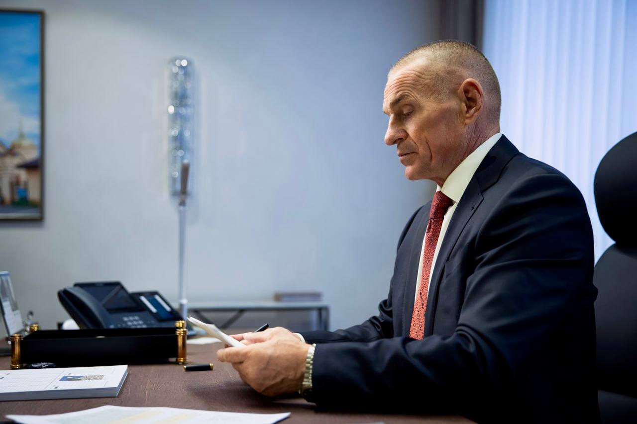 Оптимизируется порядок передачи федеральных земель субъектам РФ и муниципалитетам Росреестр разработал законопроект который позволит эффективнее вовлекать федеральные земли в оборот В чем суть Оптимизируется порядок передачи земельных участков из федеральной собственности в собственность регионов и муниципалитетов для реализации значимых проектов Решения о передаче таких участков будет принимать Правительственная комиссия по развитию жилищного строительства Она будет оценивать эффективность использования федеральных земель на конкретный момент и перспективы их использования в других проектах в т ч в жилищном строительстве Запретят безвозмездно передавать в собственность субъекта или муниципалитета те федеральные участки которые ранее были предоставлены в пользование третьим лицам Сейчас таких ограничений в законодательстве нет Будут изменяться нормы о порядке вовлечения в оборот публичных земельных участков которые расположены на землях общего пользования новостиотрасли застройщикРФ