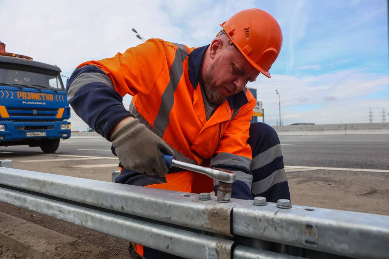 186 км барьерных ограждений отремонтировали или заменили в столице в прошлом году Ремонт и замена барьерных ограждений одно из важных направлений работы дорожных служб За прошлый год обновили 186 километров таких конструкций нуждающихся в замене или поврежденных при ДТП Чаще всего ремонт проводился на участках кольцевых и вылетных магистралей рассказал заместитель Мэра Москвы Петр Бирюков Для повышения безопасности дорожного движения в столице с 2015 года реализуется программа по замене и ремонту металлических барьерных ограждений Устаревшие конструкции заменяем новыми мощными барьерами которые способны удержать автомобиль весом до девяти тонн при скорости 60 км ч Они позволяют снизить тяжесть последствий при ДТП не допустить выезд машины на полосу встречного движения и соответственно лобовое столкновение с другим транспортным средством  В результате число ДТП с выездом на встречку сократилось почти в три раза При ремонте и замене применяем специальные сваебойные установки с помощью которых демонтируются поврежденные элементы и затем устанавливаются новые конструкции Ранее планами по повышению безопасности дорожного движения на 2026 год поделился Мэр Москвы Сергей Собянин