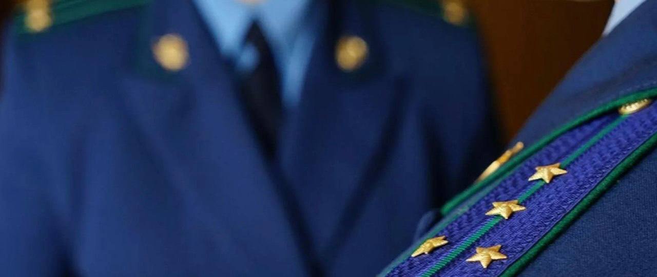 По требованию Свердловской межрайонной природоохранной прокуратуры ликвидирована несанкционированная свалка отходов вблизи СНТ Горняк Свердловская межрайонная природоохранная прокуратура провела проверку соблюдения законодательства в области охраны окружающей среды и обращения с отходами производства и потребления на территории г Екатеринбурга В ходе надзорных мероприятий на земельном участке неразграниченной формы собственности вблизи СНТ Горняк обнаружено размещение несанкционированной свалки отходов от строительных и ремонтных работ в количестве 462 тонны В этой связи природоохранный прокурор направил в суд исковое заявление о возложении на Министерство по управлению государственным имуществом Свердловской области обязанности по ликвидации несанкционированного размещения отходов Кировский районный суд г Екатеринбурга удовлетворил исковое заявление природоохранного прокурора возложив обязанность на Министерство по управлению государственным имуществом Свердловской области ликвидировать свалку В результате принятых природоохранной прокуратурой мер несанкционированная свалка отходов ликвидирована в полном объеме