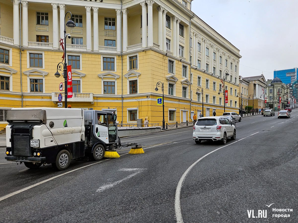 В центре Владивостока стёрлась разметка «Уступи дорогу» на повороте со Светланской – эксперимент оказался неудачным  Во Владивостоке медленно и почти незаметно поменялась схема движения на центральном перекрёстке. Пару лет назад на двух полосах при повороте со Светланской на Океанский проспект со стороны кинотеатра «Уссури» разметкой нарисовали знаки «Уступи дорогу». С тех пор автомобилисты, поворачивающие со стороны филармонии, получили преимущество при перестроении в правую полосу. Однако это решение, похоже, не оправдало себя, знаки уже почти стёрлись с асфальта. В ЦОДД подтвердили – старая разметка уже не действует, обновлять её не планируют.  Подробнее