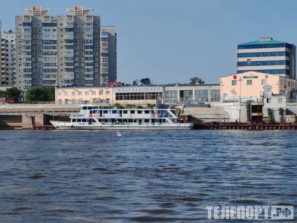 Пункты пропуска на границе с Китаем закроются на один день 1 января на пунктах пропуска будет выходным Минтранс Амурской области рассказал как в новогодние праздники будут функционировать международные коридоры между Благовещенском РФ и Хэйхэ КНР Определен режим работы автомобильного пункта пропуска Кани Курган и смешанного пункта пропуска Благовещенск Автобусное сообщение 31 декабря будет работать до 15 00 Сообщение по реке Амур судами на воздушной подушке будет обеспечиваться до 16 00 Время указано амурское 1 января объявлено выходным днем С 2 января пункты пропуска возобновят свою работу ТЕЛЕПОРТ РФ здесь все об Амурской области  Мы в МАХ  Написать нам