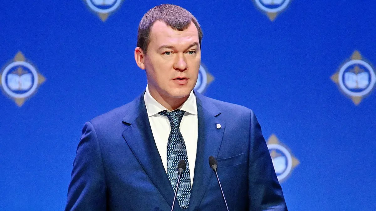 Новый лимит на легионеров в РПЛ озвучил министр спорта РФ: «Приказ подпишем в 2025 году»  «Оптимальным видим таргет «пять на поле, десять в заявке». Обсудим только горизонт и плавность введения. У клубов есть игроки на многолетних контрактах, это учтем. Но приказ подпишем в этом году, чтобы облегчить клубам планирование. Этот сезон не тронем. Со следующего снижение начнем — плавно. Часто слышу как аргумент против лимитов о международных футбольных турнирах. Очень приятные разговоры. Воодушевляют. Как с кем из футбола ни поговоришь — все со всеми за рубежом в контакте, богатое прошлое, великое будущее. Только общение нужно подчинить государственным интересам. Можем помочь собрать великий обоз или великое футбольное посольство — и вперед. В штабы международных федераций. А пока надо давать практику молодым российским игрокам», — заявил Михаил Дегтярев в интервью «Коммерсанту».