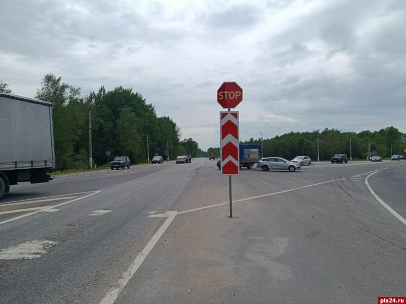 Водитель Lada Vesta устроил ДТП на перекрестке Северного обхода Пскова
