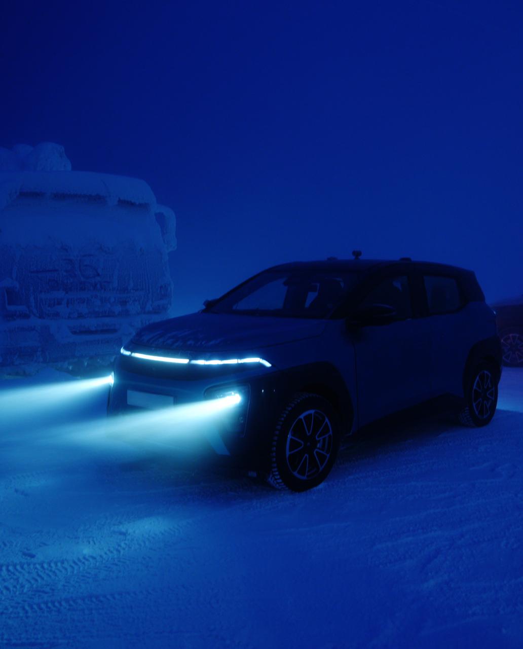 Атом проверили в критических условиях Электромобиль отечественной разработки прошёл ходовые климатические тесты при температурах до 42 C Испытания проходли в Сургуте и продолжались две недели Общий пробег город трасса составил более 1500 километров На полный прогрев салона с 30 C до 24 C уходило 25 минут Зарядка при 30 C от 20 80 занимала примерно 45 минут По ключевым параметрам энергоэффективности скорости прогрева и сохранению тепла результаты Атома оказались сопоставимы с конкурентами или даже лучше а на одном заряде он проехал больше подробнее evstartnews atom атом