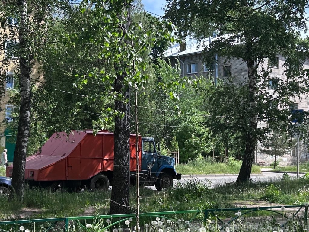 В Рязани продолжается работа по уборке и благоустройству Как сообщает администрация Рязани, сегодня ночью подбор и вывоз грунтовых наносов осуществлялся на участках улицы Гоголя – от Черновицкой до БСМП и от Черновицкой до Березовой. Городские дороги общего пользования во всех районах города мыли и подметали, работала спецтехника. Тротуары мыли на улицах Ленина, Первомайский проспект, Горького, Соборная, Ленина, Циолковского. На Куйбышевском шоссе покрашено 1640 м. бортового камня. Днем уборка города продолжается. Бригады мехуборки чистят проезжую часть, тракторы-щетки работают на тротуарах. Также в городе выкашивают газоны, собирают случайный мусор, очищают урны, выполняют ямочный ремонт дорог и обслуживание сетей уличного освещения.