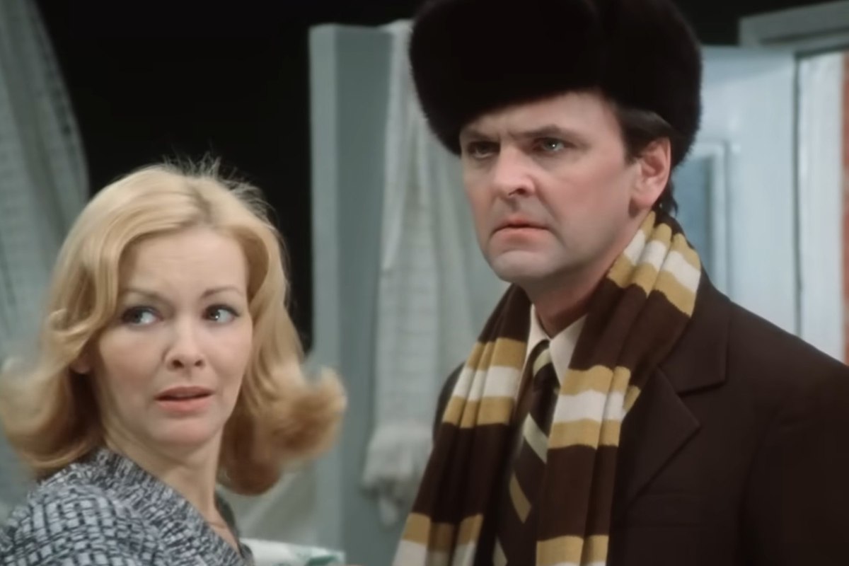 В Государственной Думе РФ обсуждается проект штрафов за демонстрацию фильмов дискредитирующих традиционные ценности россиян Какие популярные и классические для нас кинофильмы могут подпасть под новый законопроект с Ридусом разбирался кинокритик Давид Шнейдеров Ирония судьбы или С лёгким паром была бы в списке под номером один там пропаганда чайлдфри у героев нет детей они не вступают в законный брак Любовь и голуби можно объявить пропагандой алкоголизма Можно подумать и назвать ещё несколько сказал Шнейдеров Ридусу www ridus ru n 753318 ridusnews