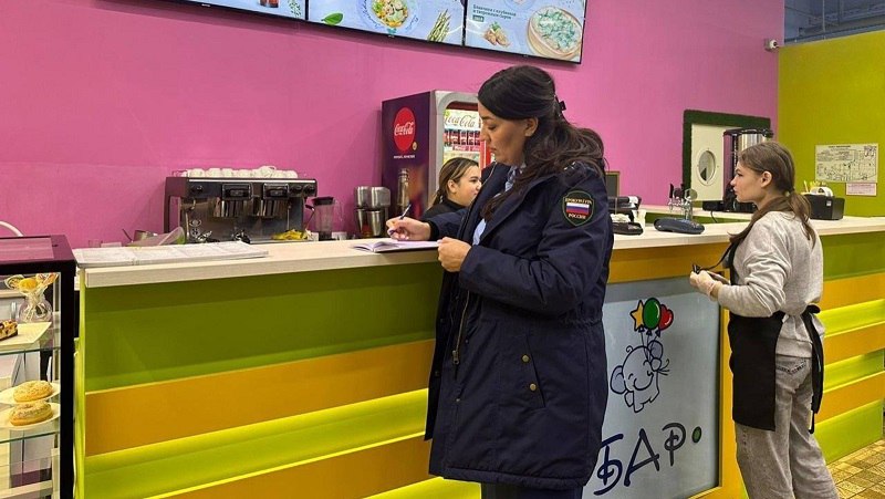 Доигрались... Суд обязал уфимский парк развлечений выплатить более 550 тысяч рублей за массовое отравление детей в октябре 2023 года. Всё началось со дня рождения. После праздника у нескольких гостей появились симптомы отравления. Родители обратились в Роспотребнадзор. Проверка показала нарушение санитарных норм. В итоге суд частично удовлетворил иск и назначил парку компенсацию морального вреда, возмещение затрат на лечение и штраф за некачественные услуги.