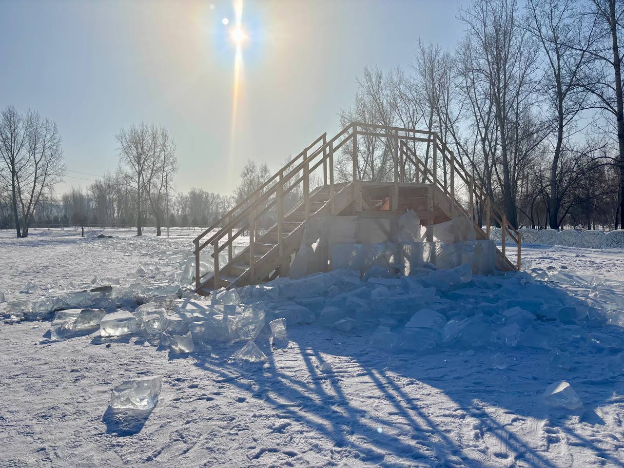 Ледовый городок на главной елке Красноярска начали разбирать  В ближайшие дни от горок и ледовых скульптур в Татышев-парке не останется и следа. А елку полностью уберут до 10 марта. К демонтажу конструкции приступят совсем скоро.  Фото: Татышев-парк