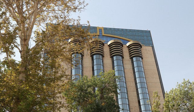 Центробанк Узбекистана впервые опубликовал тарифы обратного выкупа золотых слитков у населения Центральный банк Узбекистана впервые обнародовал тарифы по которым коммерческие банки будут осуществлять обратный выкуп золотых слитков у населения Указанные цены зафиксированы по состоянию на 5 января Как уточняется итоговая сумма выплаты напрямую зависит от физического состояния слитка Золотые изделия в целостной заводской упаковке с пломбой принимаются по максимальной цене тогда как при повреждённой или отсутствующей упаковке применяется пониженный тариф Так стоимость выкупа 5 граммового слитка составляет от 8 311 млн до 8 395 млн сумов 10 граммового от 16 621 млн до 16 791 млн сумов 20 граммового от 33 243 млн до 33 582 млн сумов За 50 граммовый слиток банки готовы выплатить от 83 107 млн до 83 955 млн сумов а за 100 граммовый от 166 214 млн до 167 910 млн сумов В Центробанке отмечают что публикация тарифов впервые делает механизм обратного выкупа золота прозрачным и позволяет гражданам объективно оценивать стоимость принадлежащих им драгоценных металлов ТГ канал UzbBanking