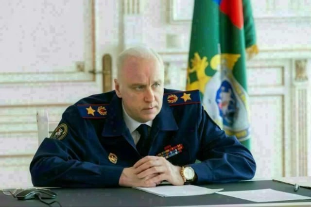 СК расследует мошенничество в Новосибирске девелоперов «Мегадом», «Малоэтажная Сибирь» и «Биш Хауз» Глава Следственного комитета России Александр Бастрыкин поручил представить доклад по расследованию уголовного дела в отношении строительной компании, заподозренной в мошенничестве. Речь идет о деятельности застройщиков, не выполнивших свои обязательства по возведению жилых домов в Новосибирске. 21 июня у здания театра «Глобус» прошел согласованный митинг, в котором приняли участие около 40 человек. В их числе — клиенты компаний «Мегадом», «Малоэтажная Сибирь» и «Биш Хауз». Люди сообщили, что остались без жилья после того, как строительство их домов было заморожено. Среди пострадавших оказались многодетные семьи, пенсионеры и родственники участников СВО. Уголовное дело в отношении ООО «Мегадом» расследуют сотрудники регионального управления СК. Ранее, в октябре 2024 года, Бастрыкин уже запрашивал информацию по этому делу. Тогда был задержан бывший учредитель и руководитель «Мегадома» Евгений Мельников. В ноябре того же года стало известно о его смерти в следственном изоляторе. Также в октябре был арестован учредитель компании «Малоэтажная Сибирь» Иван Заикин. Его обвинили в мошенничестве и заключили под стражу. В январе 2025 года суд признал его заявление о банкротстве обоснованным и запустил процедуру реструктуризации задолженности. В мае мера пресечения была смягчена, и Заикина перевели под домашний арест.