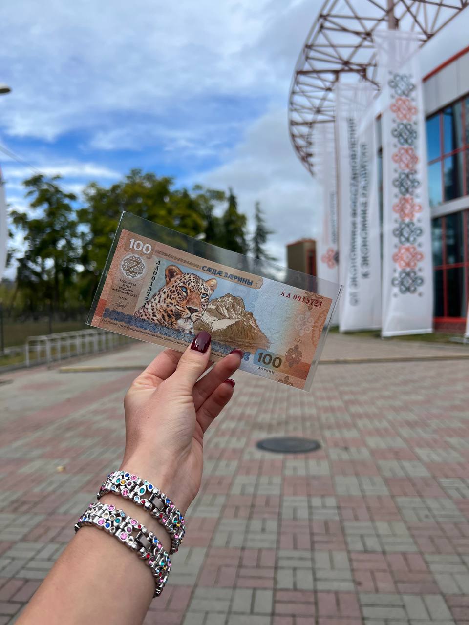 В Китае презентуют первую национальную банкноту Южной Осетии с изображением Коста Хетагурова и переднеазиатского леопарда Памятную банкноту представят на Международной нумизматической выставке в Пекине она будет проходить с 31 октября по 2 ноября Об этом сообщает Sputnik Южная Осетия со ссылкой на официального дилера Алексея Землякова Купюру представят на общем стенде посетителям выставки раздадут рекламные флайеры с изображением и описанием банкноты Ранее сообщалось что 10 тысяч экземпляров памятной банкноты Нацбанка Южной Осетии приобрели по всему миру за месяц Почти 6 тысяч экземпляров из них приобрели зарубежные коллекционеры Добавим первую памятную банкноту Нацбанка Южной Осетии представили в Цхинвале 19 сентября Купюру номиналом в 100 зæрин выпустили ограниченным тиражом в 20 тысяч экземпляров На лицевой стороне банкноты изображен портрет Коста Хетагурова на обратной стороне переднеазиатский леопард и вершина Бурхох