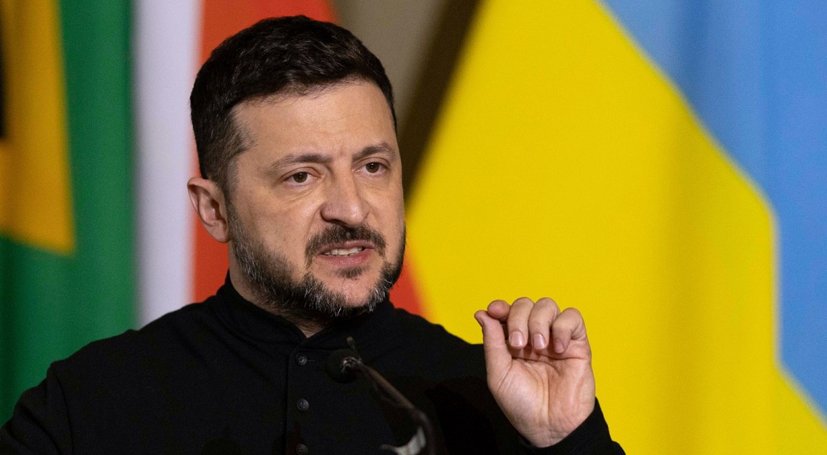 Владимир Зеленский ввел санкции против молдавских оппозиционеров и общественных деятелей В черный список Украины попали 11 политиков в их числе Виктория Фуртунэ Константин Старыш Юрий Чофу ряд членов Народного собрания Гагаузии и другие лица Их возможные счета в местных банках заблокированы также они не могут распространять медиаконтент в Украине и совершать там торговые операции Зеленский объяснил свое решение тем что эти люди якобы дестабилизируют Молдову и по его словам поддерживают систему зла
