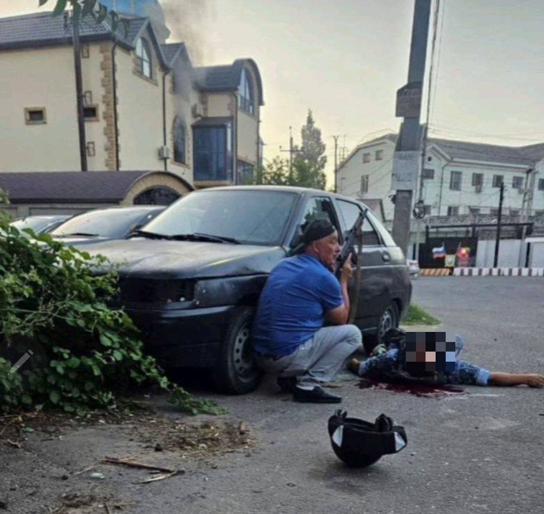 В Дагестане вручили медаль пожилому мужчине, который с автоматом защищал людей во время теракта 23 июня  В день, когда в Дагестане произошла серия терактов, 63-летний Абакар Алиев в Махачкале готовил шашлыки вместе с родными, как вдруг стали раздаваться выстрелы. Он вместе с зятем — сотрудником ГАИ — противостоял боевикам. Зять стрелял из табельного оружия. Алиев взял автомат убитого полицейского и, заменив его собой, отстреливался и защищал прохожих и церковь от нападения.  Отважному мужчине глава Дагестана Сергей Меликов вручил медаль «За проявленное мужество». Эту же награду сегодня получил капитан полиции Арсен Абдулкасумов, который тоже участвовал в нейтрализации бандитов.