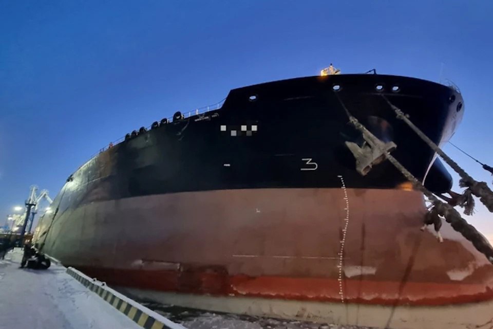 Крушение в Усть Луге иностранное судно повреждает кран В порту Усть Луга произошло столкновение иностранное судно повредило причальную стенку и портальный кран Инцидент связан с ошибкой экипажа при маневрировании в сложных ледовых условиях По данным транспортной полиции Северо Западного федерального округа угрозы экологии и людям нет разлива опасных веществ не зафиксировано Проверка продолжается а порт функционирует в обычном режиме Петербург УстьЛуга ТранспортнаяПолиция Инцидент Piter News 24 Подписаться