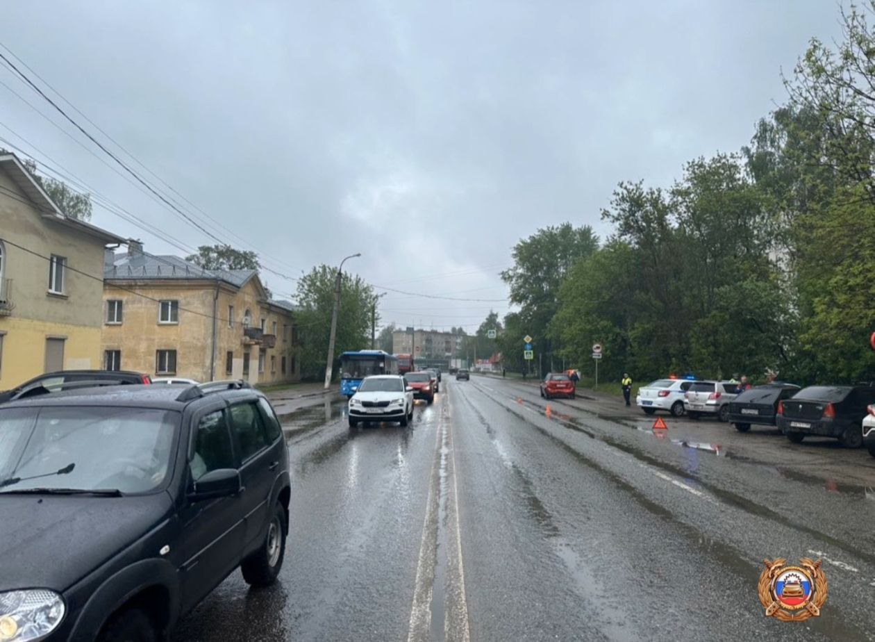 Столкновение двух авто в Твери Вчера на Зеленом проезде произошло дорожно-транспортное происшествие. Водитель автомобиля Mitsubishi Pajero, 71-летний мужчина не выбрал безопасную дистанцию и столкнулся с автомобилем Suzuki SX4, которым управлял молодой человек 27 лет. В результате аварии пострадал водитель Suzuki. Сотрудники скорой медицинской помощи доставили его в больницу. Пилот Подписаться #ДТП