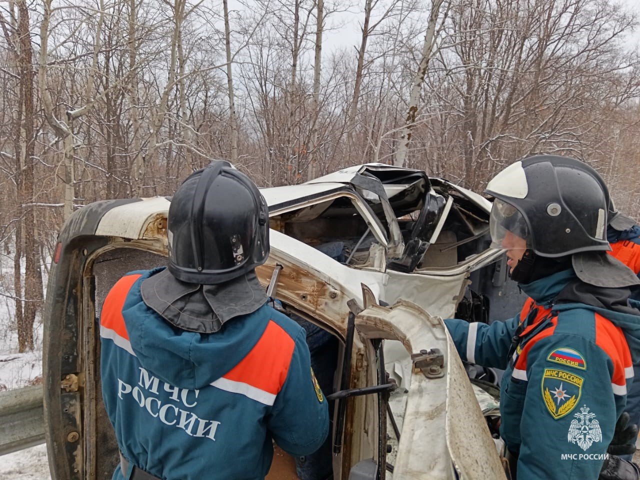 Военнослужащие Амурского спасательного центра МЧС России реагировали на ДТП на Комсомольской трассе.   Сообщение поступило о том, что примерно на 60 километре дороги Хабаровск-Комсомольск-на-Амуре произошло столкновение грузового и легкового автомобиля. Требуется помощь в деблокировании пострадавшего. По прибытию на место во взаимодействии с сотрудниками полиции спасатели МЧС России организовали аварийно-спасательные работы. С помощью гидравлического инструмента они разрезали металлические конструкции корпуса автомобиля и извлекли тело водителя. Привлекались 5 бойцов МЧС России и аварийно-спасательный автомобиль.  Установление всех обстоятельств происшествия занимаются специалисты Госавтоинспекции.