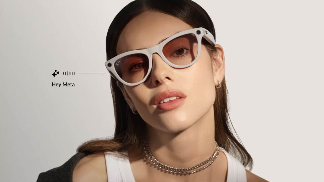 Дисплеи могут появиться в Ray-Ban Meta  уже в 2025 году  В 2025 году Meta  впервые добавит в умные очки, производимые совместно с EssilorLuxottica и её брендом Ray-Ban, дисплеи для отображения графической информации в дополнение к голосовым ответам фирменных нейросетей, утверждают анонимные источники. Это будет шаг в сторону замены смартфонов очками. В отличие от вторых, в первых компания не преуспела и упустила рынок, поэтому вместо попытки захвата уже занятых кем-то позиций попробует вытеснить смартфоны новым классом устройств.  Источники говорят о выпуске дисплейных очков во второй половине 2025 года. Скорее всего, на дополненную реальность они будут неспособны, речь о небольшом экране для уведомлений и ответов виртуального помощника.  Между тем, в сентябре Meta представила прототип очков дополненной реальности Orion со стереоскопическими прозрачными дисплеями, обзорностью 70 градусов, контроллерами на основе ЭМГ и внешним беспроводным вычислительным блоком. Инсайдеры говорят, что, получив положительные...