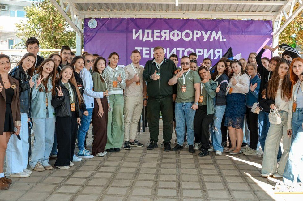Горловка вышла в финал международной премии МЫВМЕСТЕ Несмотря на прифронтовое положение именно добровольцы Горловки стали примером стойкости взаимовыручки и любви к своему городу Они помогают пострадавшим восстанавливают жилье поддерживают детей и пожилых вдохновляя тысячи людей вокруг заявил Глава ДНР Денис Пушилин Проголосовать за Горловку можно в специальном чат боте Там нужно выбрать категорию Территории затем Муниципальные образования и моногорода Читать полностью молодежь Фото тг канал Главы ДНР Дениса Пушилина Подпишись на нас в MAX