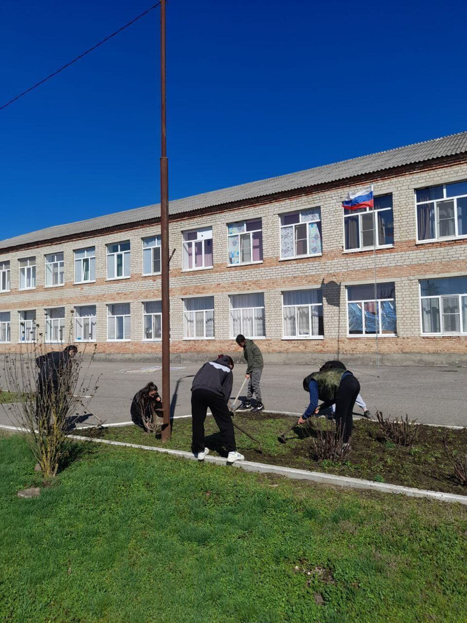 В Курском округе летом трудоустроят около 100 школьников В Курском муниципальном округе подростки смогут не только отдохнуть, но и получить первый трудовой опыт. Около 100 школьников в возрасте от 14 до 18 лет будут временно трудоустроены через управление образования и Центр занятости населения. В основном это дети из многодетных и малоимущих семей, а также подростки, оказавшиеся в трудной жизненной ситуации. С начала июня ребята уже приступили к работе. В их обязанности входит: благоустройство клумб, уход за памятниками, работы на общественных территориях. Подростки трудятся по 2 часа в день – это позволяет совмещать работу с отдыхом. «Это отличная возможность провести лето с пользой, почувствовать ответственность и внести свой вклад в благоустройство родного округа», — отмечает специалист Центра занятости населения Наталья Долгополова. Трудоустройство организовано в рамках региональной госпрограммы «Развитие сферы труда и занятости населения», которая помогает школьникам получить полезные навыки.