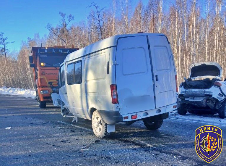 Смертельное ДТП на трассе Магдагачи Гонжа Сегодня 22 января на автодороге Магдагачи Гонжа произошло столкновение фургона Газель и легкового автомобиля иностранного производства В результате аварии водитель легкового авто погиб водитель фургона госпитализирован Сообщение о происшествии поступило в 12 50 От Амурского Центра ГЗ и ПБ на месте работали пожарные ПЧ 33 9 го отряда Противопожарной службы Амурской области