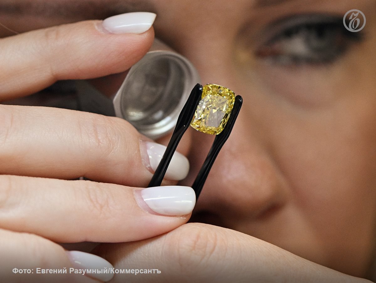 Бриллиантов в мире производится все больше цена их не растет В декабре Индия мировой центр огранки алмазов импортировала 9 4 млн карат алмазов показав рост и в физическом и в денежном выражении Экспорт ограненных камней из страны также вырос но в деньгах показатели снизились что свидетельствует о снижении цен на алмазно бриллиантовую продукцию Несмотря на то что новый виток торгового противостояния между США и ЕС ограниченно повлияет на отрасль спрос и предложение на рынке в текущем году будут оставаться под давлением отмечают эксперты Ъузнал