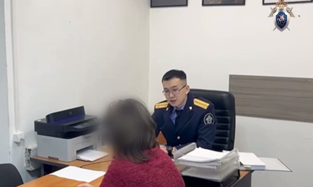 За хищение 1 1 миллиона рублей осудят главбуха управляющей компании в Челябинске В Челябинске пойдет под суд бухгалтер управляющей компании в Советском районе за присвоение 1 1 миллиона рублей Она два с половиной года незаконно завышала свою зарплату Теперь сотруднице УК грозит до 10 лет лишения свободы В платежной документации она сама себе начисляла повышенную заработную плату А поскольку ключ доступа к системе интернет банка тоже был в руках главбуха женщина отправляла платежные поручения и таким образом переводила деньги на свой счет Подозрительные действия выявили оперативники отделения экономической безопасности и противодействия коррупции районного отдела полиции Причиненный организации ущерб возмещен фигуранткой в полном объеме добавили в СУ СК по Челябинской области Подписаться на vecherchel   Поддержать Читать в Мах