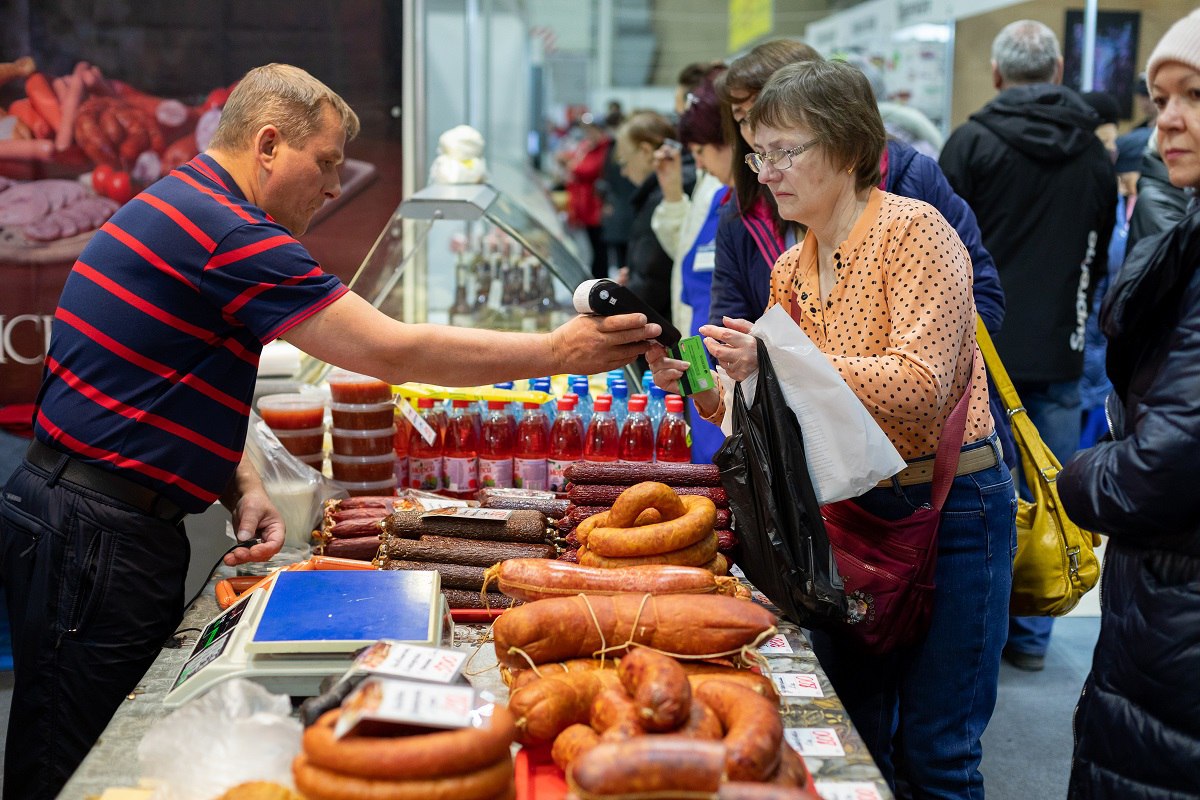 Продуктовые магазины в Красноярском крае решили сдерживать цены на важные продукты Торговые сети и часть предпринимателей решили взять на себя обязательство не повышать цены на ряд важных продуктов По мнению продуктового ритейла такими позициями являются мясо птицы яйца сахар мука хлеб рис гречка соль и подсолнечное масло Подобное соглашение заключили 320 магазинов в регионе По условиям взятых обязательств на эти товары торговая наценка будет составлять не более 10 На остальные продукты данное соглашение распространятся не будет Подписаться на kpkrsk