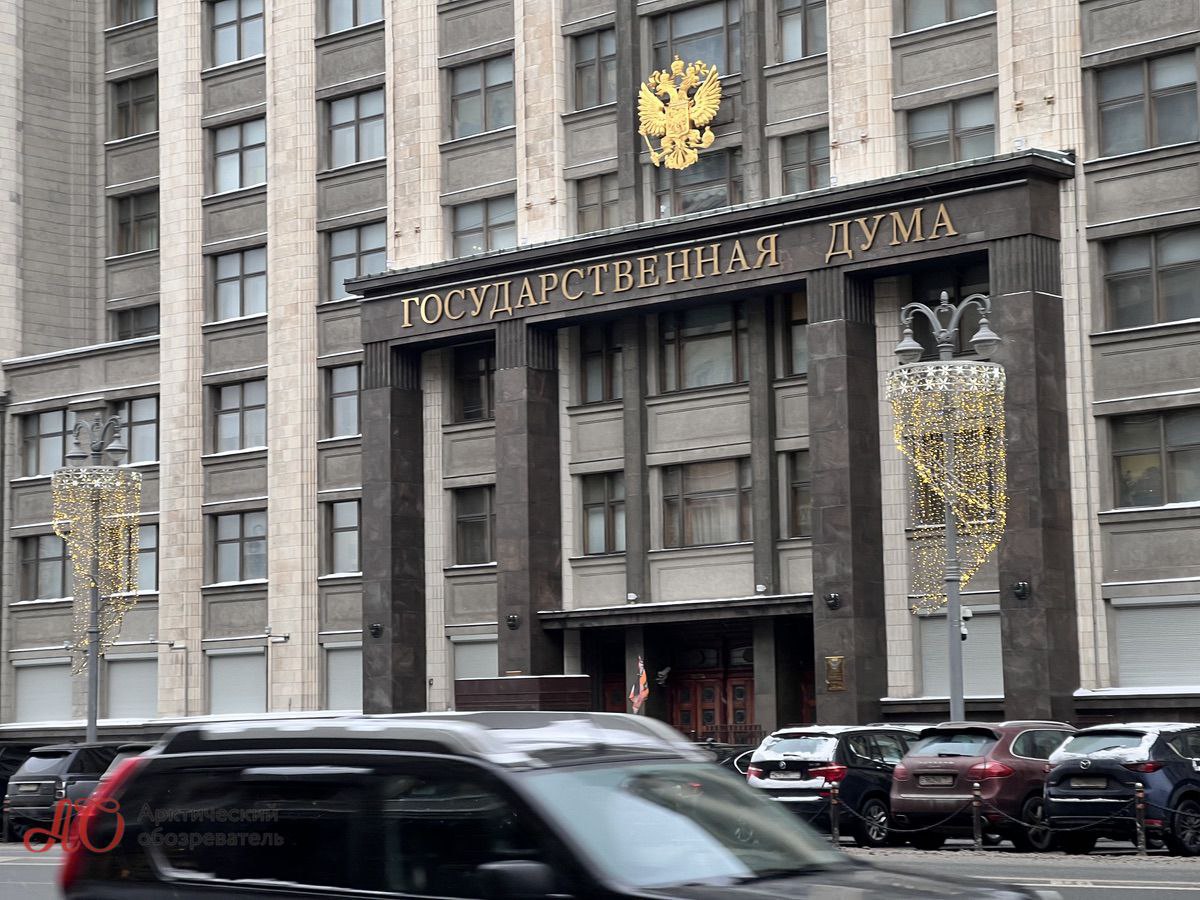 Госдума приняла закон о внесудебном взыскании налоговых долгов с граждан   Нововведение касается долгов по налогам, сборам, страховым взносам, пеням и штрафам у физических лиц, которые не зарегистрированы как ИП.   Если срок оплаты пропущен, у налоговой будет шесть месяцев, чтобы вынести решение о взыскании задолженности.   Информация об этом будет направляться через личный кабинет на сайте ФНС или на «Госуслугах». Если онлайн-доступа нет – отправят заказное письмо по почте.   До момента фактического взыскания гражданин сможет подать заявление на перерасчет или обжаловать решение.   Без суда взыскивать долги будут только в том случае, если человек сам не спорит с начисленной суммой.   По мнению законодателей, «такая схема должна разгрузить суды и ускорить погашение долгов, при этом граждане сохраняют право на защиту».    «Арктический Обозреватель»