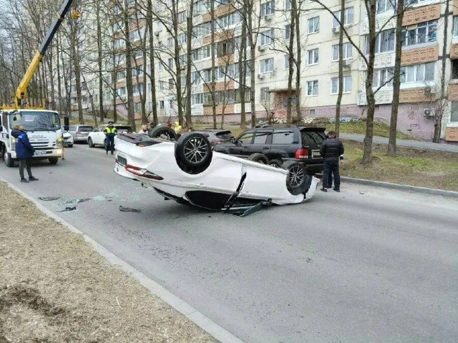 Перевёртыш перекрыл движение владивостокский лихач протаранил припаркованные машины Жёсткая авария произошла во Владивостоке на улице Нейбута где легковушка перевернулась на крышу после столкновения с припаркованными машинами   ПОДРОБНЕЕ НА PRIMPESS PRIMPRESS в MAX ДЗЕН ЧАТ БОТ