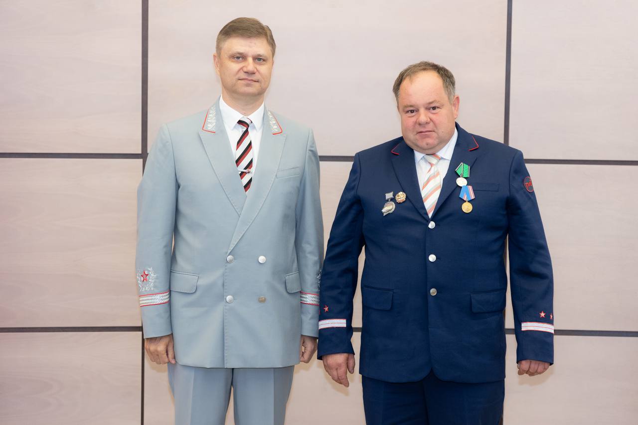 Медалью За развитие железных дорог награждён сегодня начальник участка производства Московского участка эксплуатации Санкт Петербургской механизированной дистанции инфраструктуры Сергей Жилин Государственную награду железнодорожнику вручил генеральный директор председатель правления ОАО РЖД Олег Белозёров Сергей Николаевич в отрасли уже 2 4 года Он отвечает за исправное состояние высокопроизводительной путевой техники ОЖД и её эксплуатацию на фронтах производства работ Аркадий Шаповалов Пресс служба ОАО РЖД