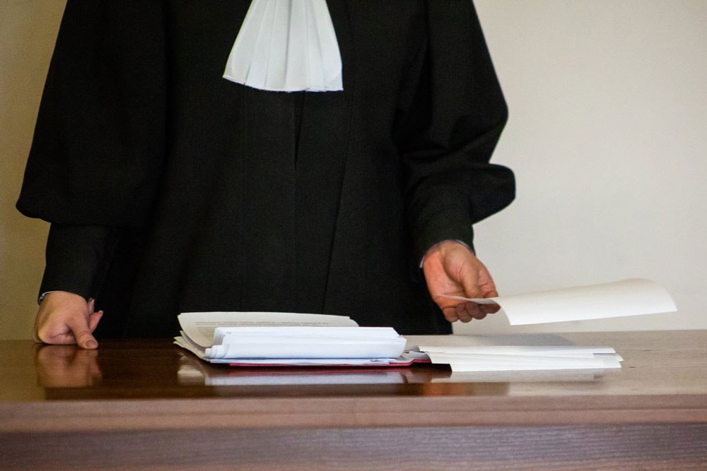 Врач из Таджикистана осужден в Благовещенске за незаконную операцию младенцу Благовещенский городской суд рассмотрел уголовное дело гражданина Республики Таджикистан Бозорова С С несудимого оказавшего медицинскую услугу не отвечающую требованиям безопасности жизни и здоровья потребителей предназначенную для детей в возрасте до 6 лет п б ч 2 ст 238 УК РФ В апреле 2025 года Бозоров обладающий высшим медицинским образованием полученным в Таджикистане но не имеющий права заниматься медицинской деятельностью в России согласился за плату провести религиозный обряд обрезания девятимесячному мальчику Операция прошла в обычной квартире в Благовещенске где жила семья ребенка Бозоров использовал свои инструменты Бозоров действовал осознанно Он понимал что у него нет нужной лицензии и российского признания диплома а такие операции должны проводиться только в медучреждениях где обеспечены стерильность и безопасность Через несколько дней после операции у младенца начались осложнения Воспаление привело к нагноению и мальчика пришлось доставить в Амурскую областную детскую больницу Судмедэкспертиза оценила вред здоровью как легкий Суд признал Бозорова виновным и учитывая его раскаяние признание вины и наличие двух несовершеннолетних детей на иждивении назначил ему наказание штраф 120 тыс рублей