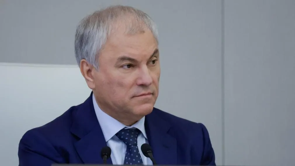 Госдума усиливает защиту российских граждан от неправомерных действий недружественных иностранных государств Соответствующий проект закона одобрен депутатами в первом чтении Государственная Дума на пленарном заседании 14 апреля приняла в первом чтении законопроект о внесении изменений в федеральные законы О гражданстве Российской Федерации и Об обороне Проект федерального закона направлен на усиление защиты российских граждан от неправомерных действий недружественных иностранных государств подчеркнул Председатель ГД Вячеслав Володин Западное правосудие фактически стало инструментом репрессий по отношению к неугодным Для них обыденной практикой стало игнорирование международных норм и правил грубое вмешательством в дела суверенных государств сопровождающееся незаконным преследованием людей В этих условиях важно сделать все чтобы наши граждане были защищены отметил Председатель ГД Согласно законопроекту предлагается установить возможность экстерриториального использования по решению Президента Российской Федерации формирований Вооруженных Сил РФ для защиты российских граждан арестованных удерживаемых или подвергаемых уголовному или иному преследованию по решениям иностранных судов или международных судебных органов в которых не участвует Россия Также по решению главы государства необходимые меры по защите таких граждан должны будут принимать органы государственной власти РФ в пределах своих полномочий Подписывайтесь на нас в МАХ ergosdumaofficial