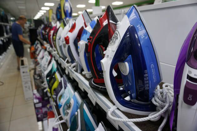 Купи ИИ Пока искусственный интеллект осваивает биржи и креатив россияне осваивают его на кухне Продажи бытовой техники с ИИ функциями за девять месяцев 2025 года почти удвоились магазины фиксируют рост спроса в среднем на 85 Самыми горячими категориями стали умные телевизоры и встраиваемая кухонная техника Пожалуй лучший телеграм канал о маркетинге