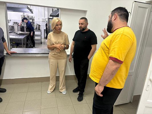 «Единая Россия» контролирует качество детского отдыха в Ставропольском крае В этом году летним отдыхом в Ставропольском крае охватят порядка 85 тысяч детей. Для них подготовлены разнообразные программы – спортивные, творческие, познавательные, патриотические. В этом году в крае работают 659 организаций отдыха и оздоровления детей, основная часть - это пришкольные, 27 загородных стационарных и пять - палаточного типа. Председатель комитета Госдумы по культуре, координатор направления народной программы «Современная школа и передовая наука» Ольга Казакова посетила детский лагерь «Машук» в Пятигорске и «Сосновый бор» в Кисловодске. «Нам необходимо сделать летний оздоровительный отдых доступнее и охватить им как можно больше детей. Отсюда вытекает много серьезных задач: развитие инфраструктуры лагерей, строительство новых и обучение вожатых и волонтеров. Поэтому сейчас смотрим, как устроен отдых детей в муниципальных, государственных, частных лагерях, насколько он безопасен, насыщен содержанием, воспитательными программами и проектами, спортивными и культурно-массовыми мероприятиями. Важно увидеть, кто работает с детьми, чем кормят, в каких условиях живут ребята, насколько укомплектованы медпункты», - отметила Казакова.