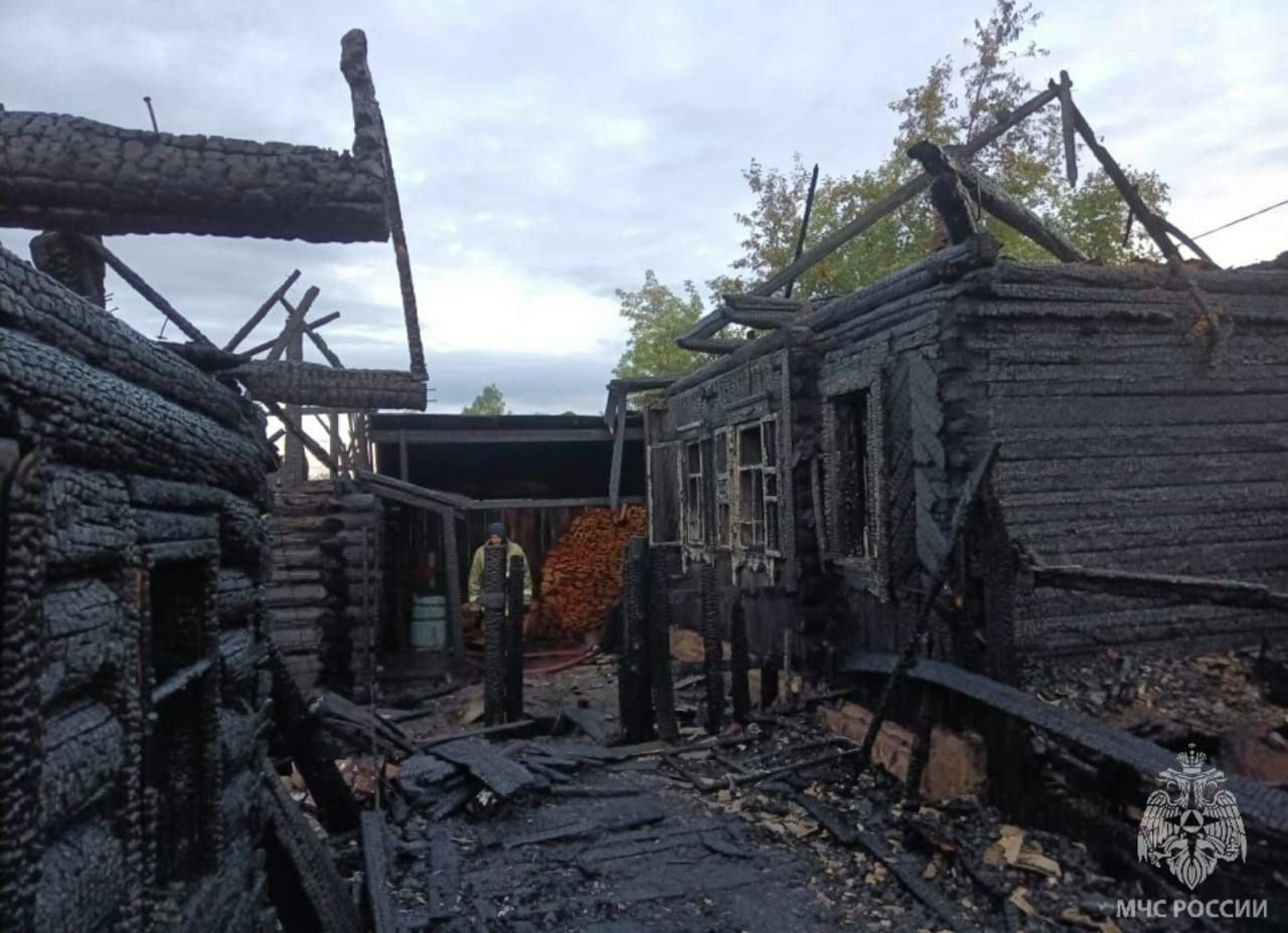 Пожар в Чунском районе: погиб мужчина, пострадала женщина. В посёлке Бидога ночью загорелся частный дом. Когда пожарные приехали, пламя уже охватило крышу, веранду и хозпостройки. Внутри нашли тело 38-летнего мужчины — он лежал на диване. В другой комнате у окна была женщина. Она выжила, но надышалась угарным газом — сейчас в больнице. Огонь распространился на 108 квадратов. Что стало причиной пожара, выясняют дознаватели. Подписаться Прислать новость