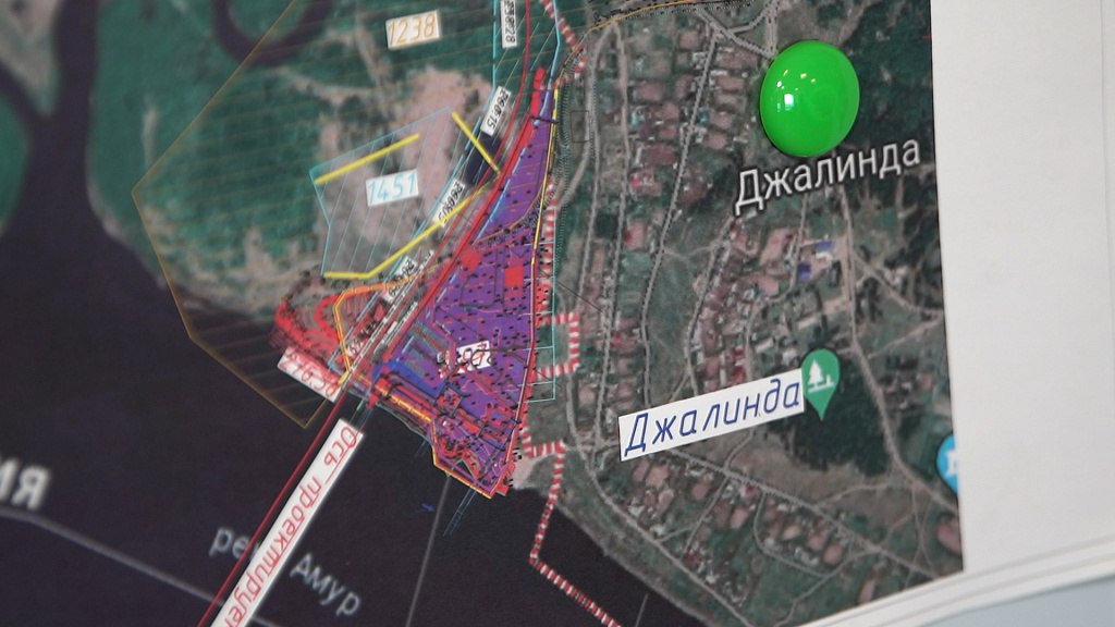 В Приамурье приступят к проектированию моста Джалинда Мохэ Это будет совмещенный мост для железнодорожного и автомобильного транспорта что расширит перечень грузов и откроет возможности для пассажирских перевозок Рассчитываем что в этом году будут готовы необходимые правовые решения и мы приступим к проектированию моста Пропускная способность перехода в перспективе может достигать 20 миллионов тонн в год сообщил в своем телеграм канале Василий Орлов Сейчас идет первый этап реконструкция железнодорожной ветки Сковородино Рейново и станции Параллельно создают необходимую инфраструктуру В поселке Джалинда строятся коммуникации и проектируют шесть многоквартирных домов для более чем 200 специалистов которые будут обслуживать мост и пункт пропуска АОТВ