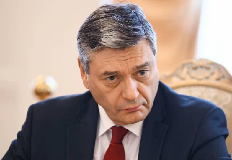 3 июля заместитель Министра иностранных дел Российской Федерации А.Ю.Руденко принял Посла Австралии в Российской Федерации Дж.Гиринга.  Затрагивались различные аспекты двусторонних отношений, находящихся по вине Канберры на беспрецедентно низком уровне.     До сведения Посла была доведена озабоченность неконструктивным подходом австралийских властей к вопросам обеспечения нормального функционирования российских загранучреждений на Зелёном континенте.