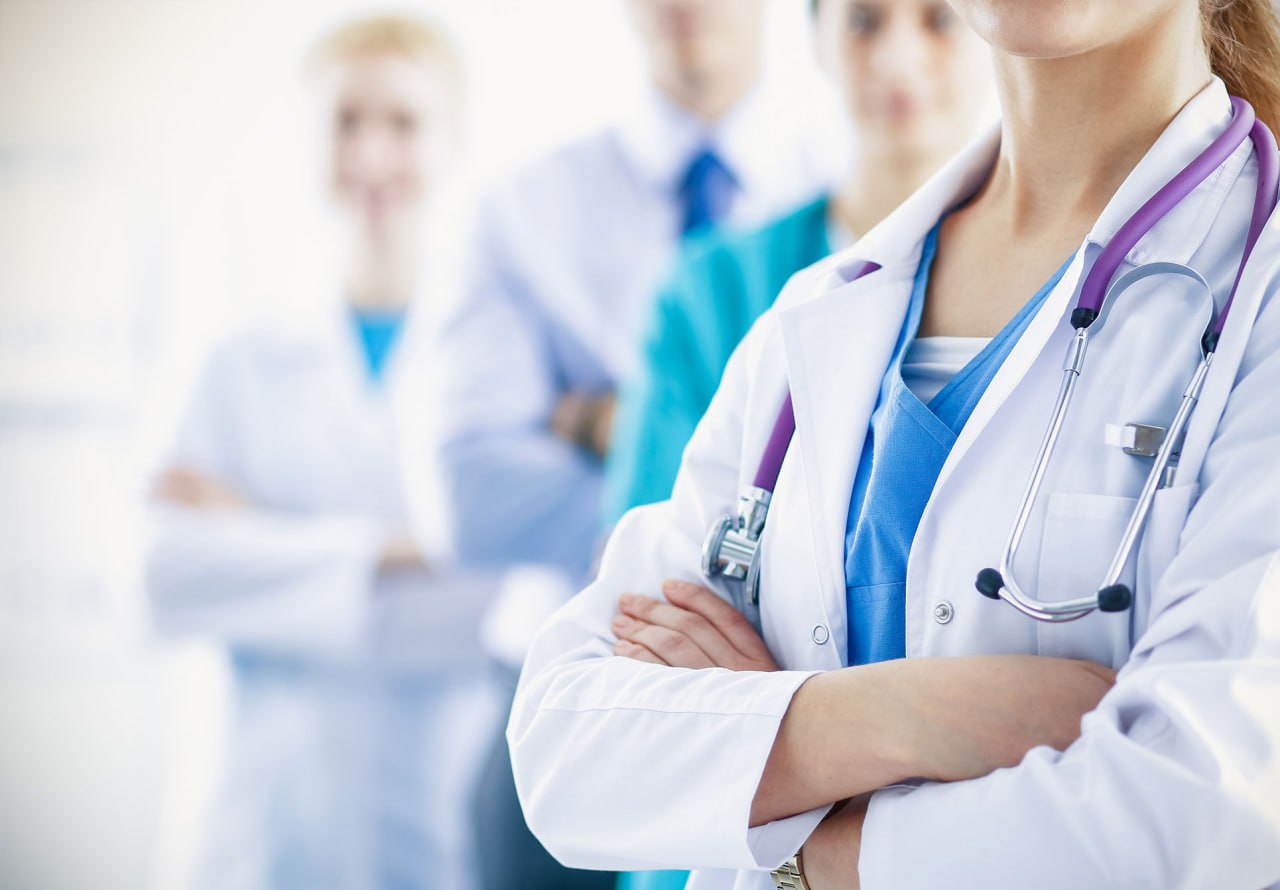 Президент Узбекистана Шавкат Мирзиёев подписал постановление направленное на повышение социальной защиты и мотивации работников государственных медучреждений С 2026 года Медработники получат 10 надбавку к окладу после прохождения национальной аккредитации За внедрение новых методов лечения предусмотрены денежные премии Детям медиков со стажем от 15 лет частично компенсируют стоимость обучения Для опытных специалистов компенсация части ипотечного взноса и оплата научных публикаций С апреля 2026 года в государственных медучреждениях вводится пятидневная рабочая неделя Также предусмотрены бесплатная высокотехнологичная медпомощь и санаторные путёвки для сотрудников с многолетним стажем Ежегодно ко Дню медработников будет проводиться конкурс лучших специалистов и учреждений с денежными наградами и возможностью получения почётных званий Постановление направлено на повышение престижа профессии под девизом Врач хранитель здоровья народа Подробнее Tashkent Land