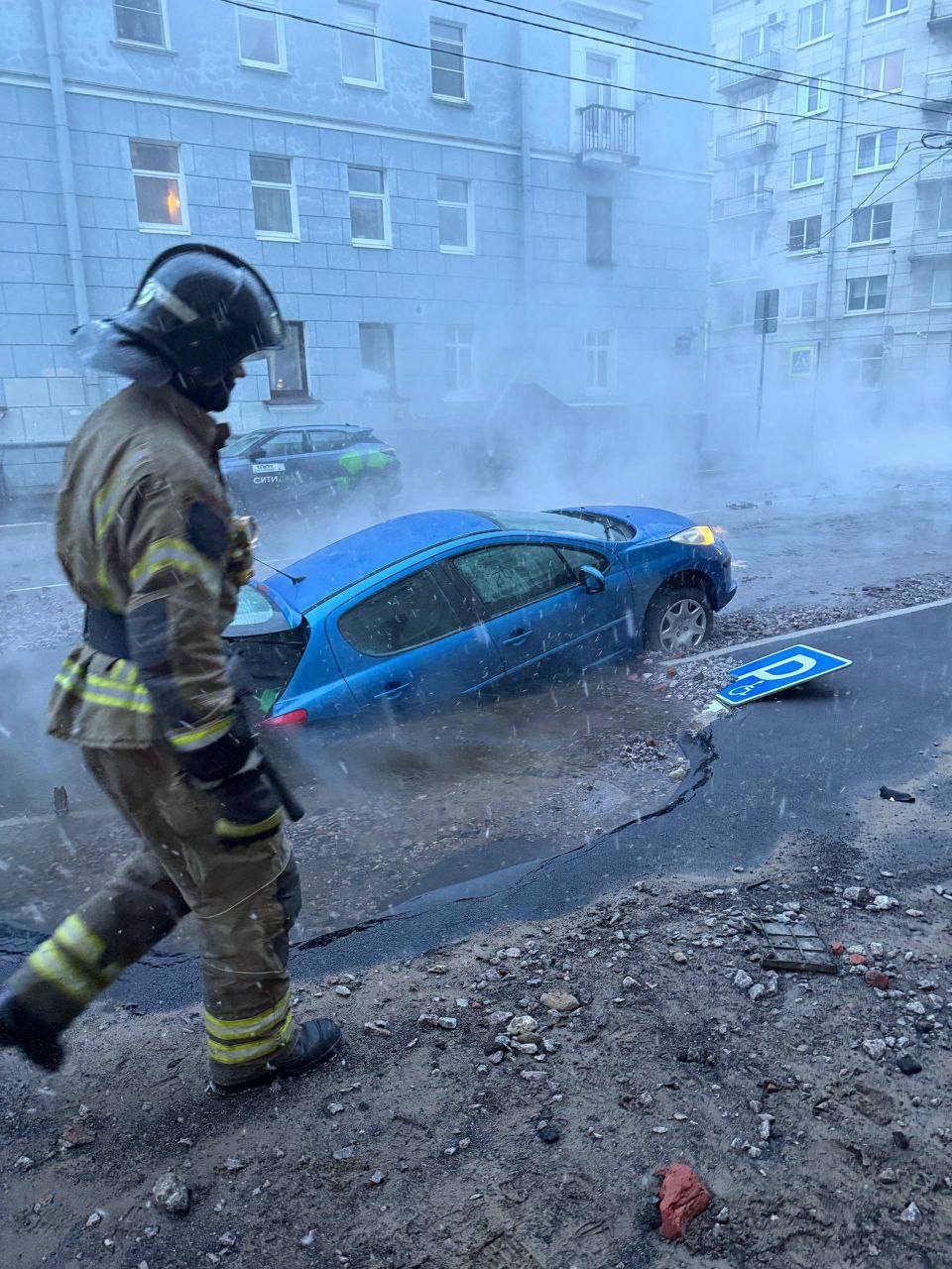 Автомобиль провалился под землю в Центральном районе Петербурга Это случилось после дневного прорыва трубы в центре Петербурга когда паром заволокло пересечение 5 й Советской и Дегтярной улиц Дефект размером 40 см обнаружили в трубе 1990 года прокладки На месте работают специалисты опасный участок огорожен а вытекание локализовано также ограничено движение транспорта на месте прорыва TodaySPb Новости GradSPb Места СПб