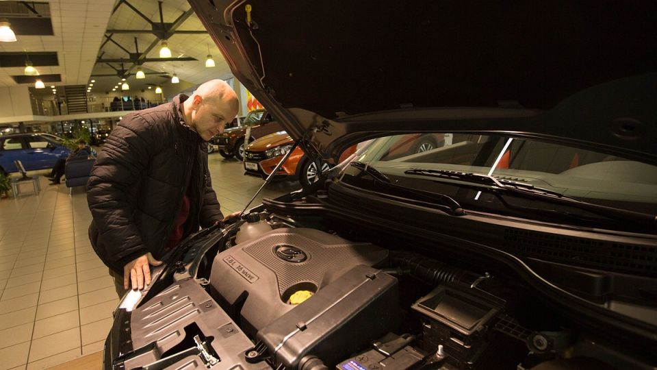 Что изменится в Крыму с 1 декабря 2025 года внедрение цифрового паспорта новые правила утильсбора и повышение пенсий С декабря в Крыму вступает ряд новых законов Одним из самых обсуждаемых за последнее время станет новое правило расчета утилизационного сбора для автомобилей Так базовая ставка утильсбора для легковых машин будет определяться в зависимости от типа и рабочего объема двигателя Главным фактором который будет влиять на итоговую сумму станет мощность силового агрегата Базовая ставка составит 20 тысяч рублей а итоговый размер платежа определится путем умножения этой ставки на коэффициент соответствующий количеству лошадиных сил и литражу Для автомобилей с мощностью до 160 лошадиных сил которые привезли в Россию импортеры физлица сохраняется возможность уплаты льготного сбора 3 4 тысяч рублей для новых автомобилей и 5 2 тысяч Подробнее